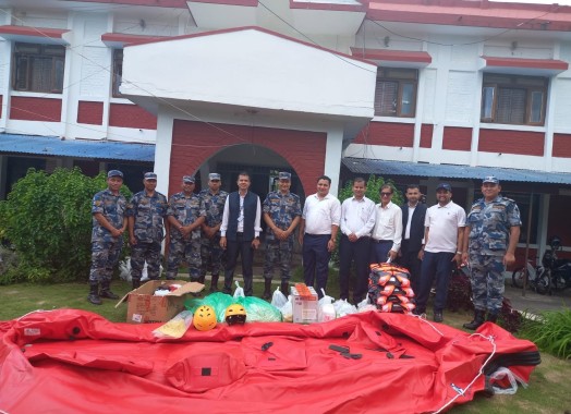 विपद् पूर्वतयारीका लागि उद्धार सामग्री हस्तान्तरण ! विपद्का सम्भावित घटनामा तत्काल उद्धार तथा राहत कार्यलाई प्रभावकारी बनाउन जिल्ला प्रशासन कार्यालयले सशस्त्र प्रहरी बल  नेपाल नं.२९ गण हेक्वा ज्वालामाई भालुवाङ दाङलाई विभिन्न उद्धार सामग्री हस्तान्तरण गरेक