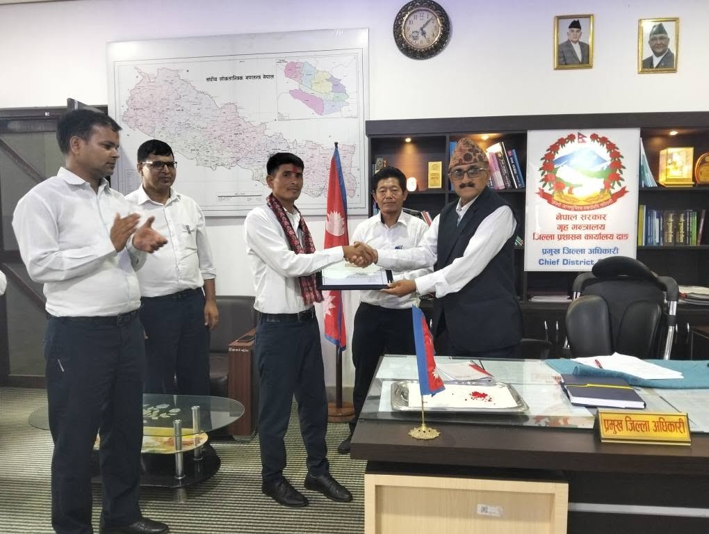 २०८२ जेष्ठ महिनाको उत्कृष्ट कर्मचारी यस कार्यालयमा कार्यरत कार्यालय सहयोगी श्री राज कुमार चौधरीलाई छनौट गरी सम्मान गरियो ।
