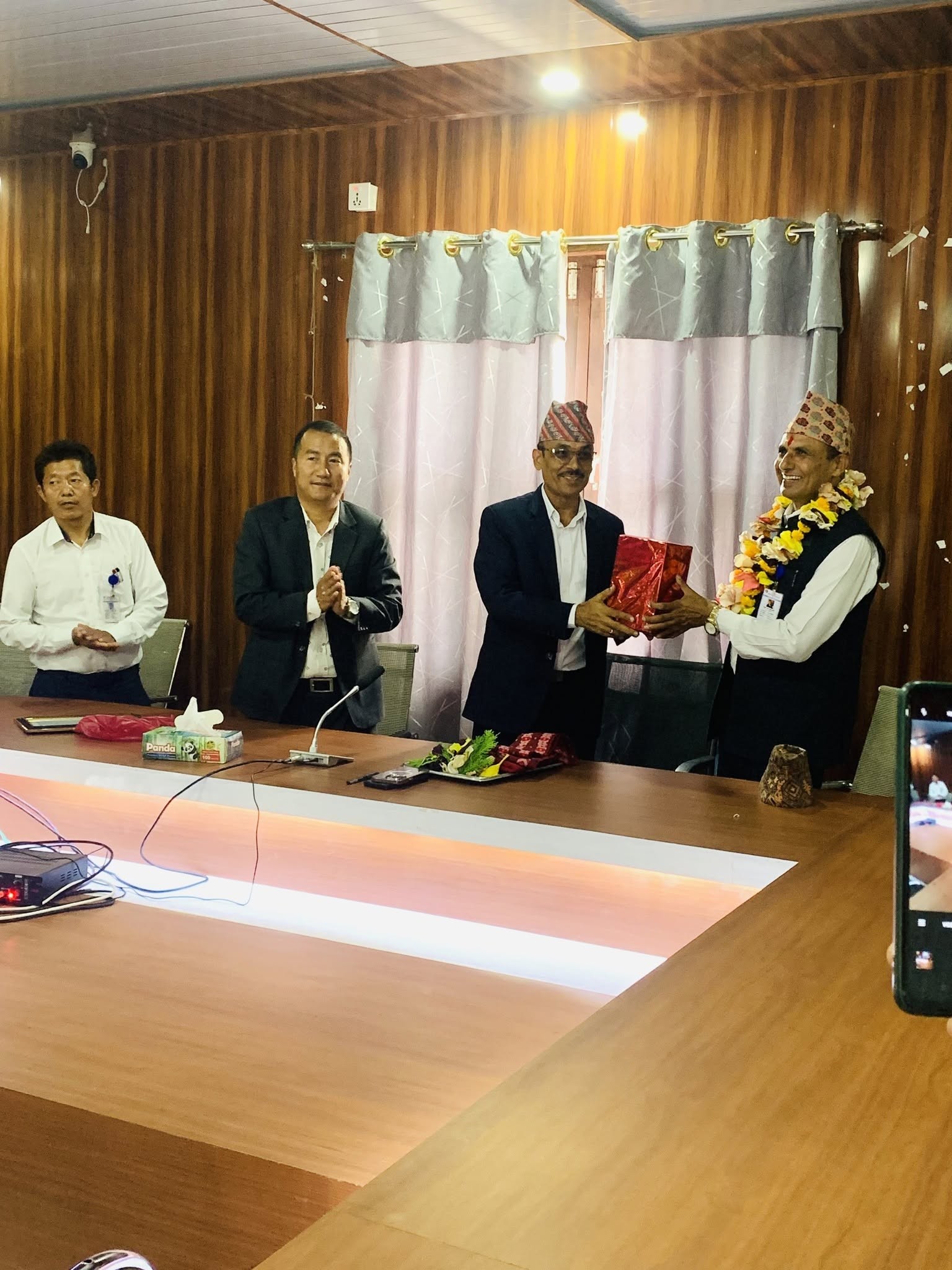 जिल्ला प्रशासन कार्यालय दाङका शाखा अधिकृत श्री केशवराज अधिकारीज्यू मिति २०८२।०६।१४ गतेदेखि अनिवार्य अवकाश हुनु भएकोले सेवा निवृत्त जीवन सुखमय र उर्जासील रहोस भन्ने कामना सहित विदाई गरियो ।