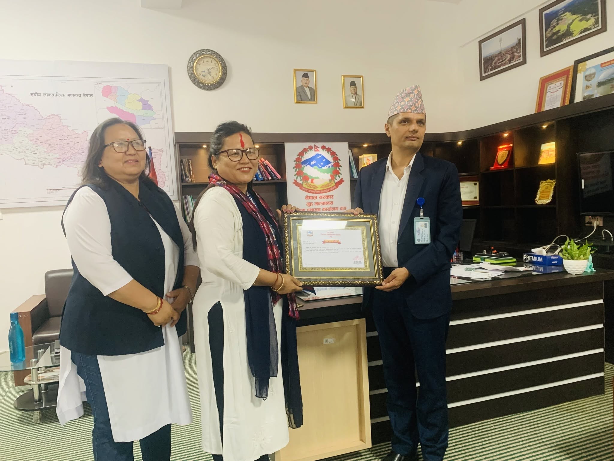 फाल्गुन महिनाको उत्कृष्ट कर्मचारी यस कार्यालयमा कार्यरत नायब सुब्बा श्री सिता श्रेष्ठलाई छनौट गरी सम्मान गरियो ।