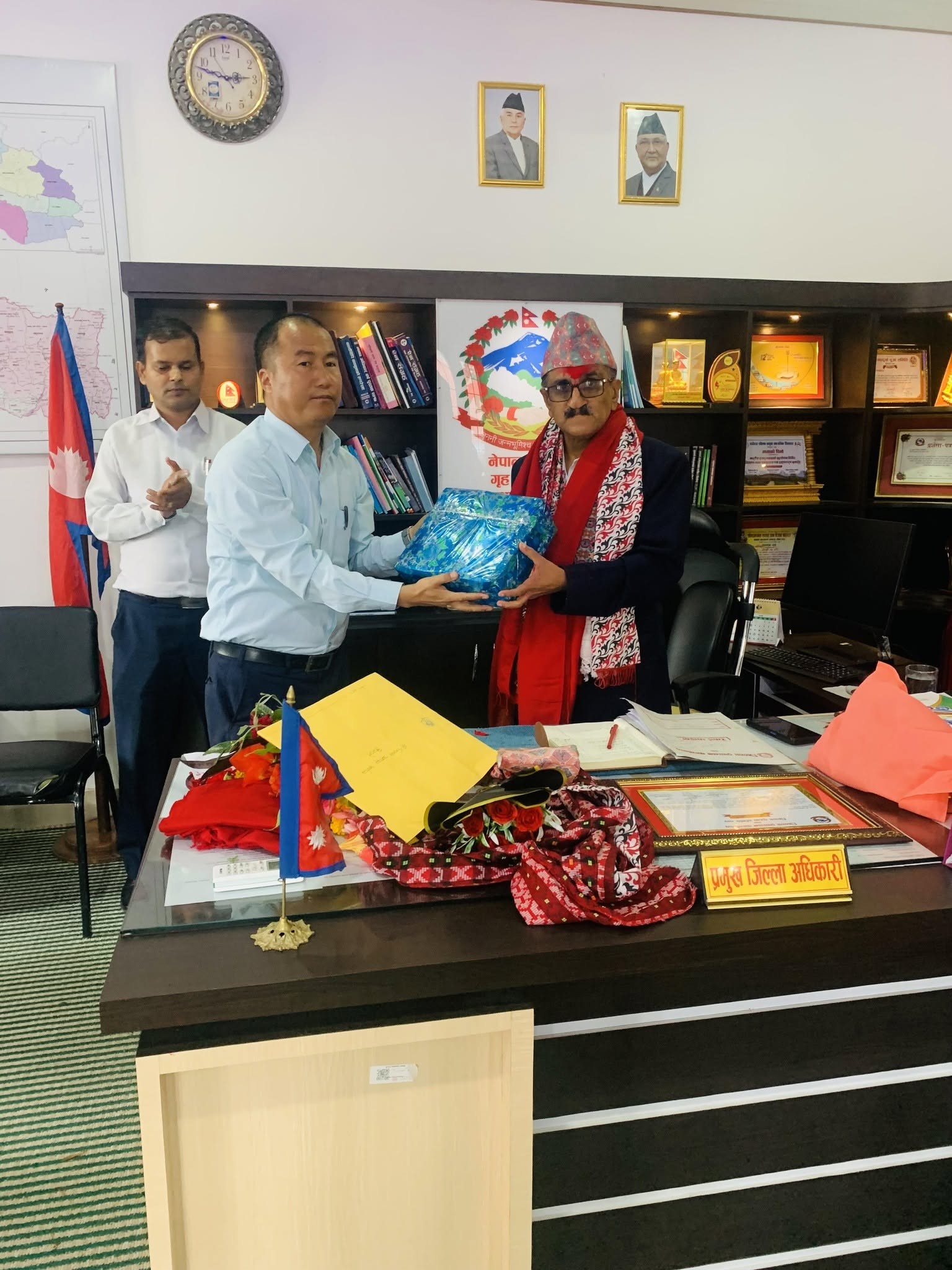 मिति २०८२।०४।३० गते श्रीमान् प्रमुख जिल्ला अधिकारी कृष्णप्रसाद लम्सालको विदाई तथा फेरि भेटौला कार्यक्रम ।