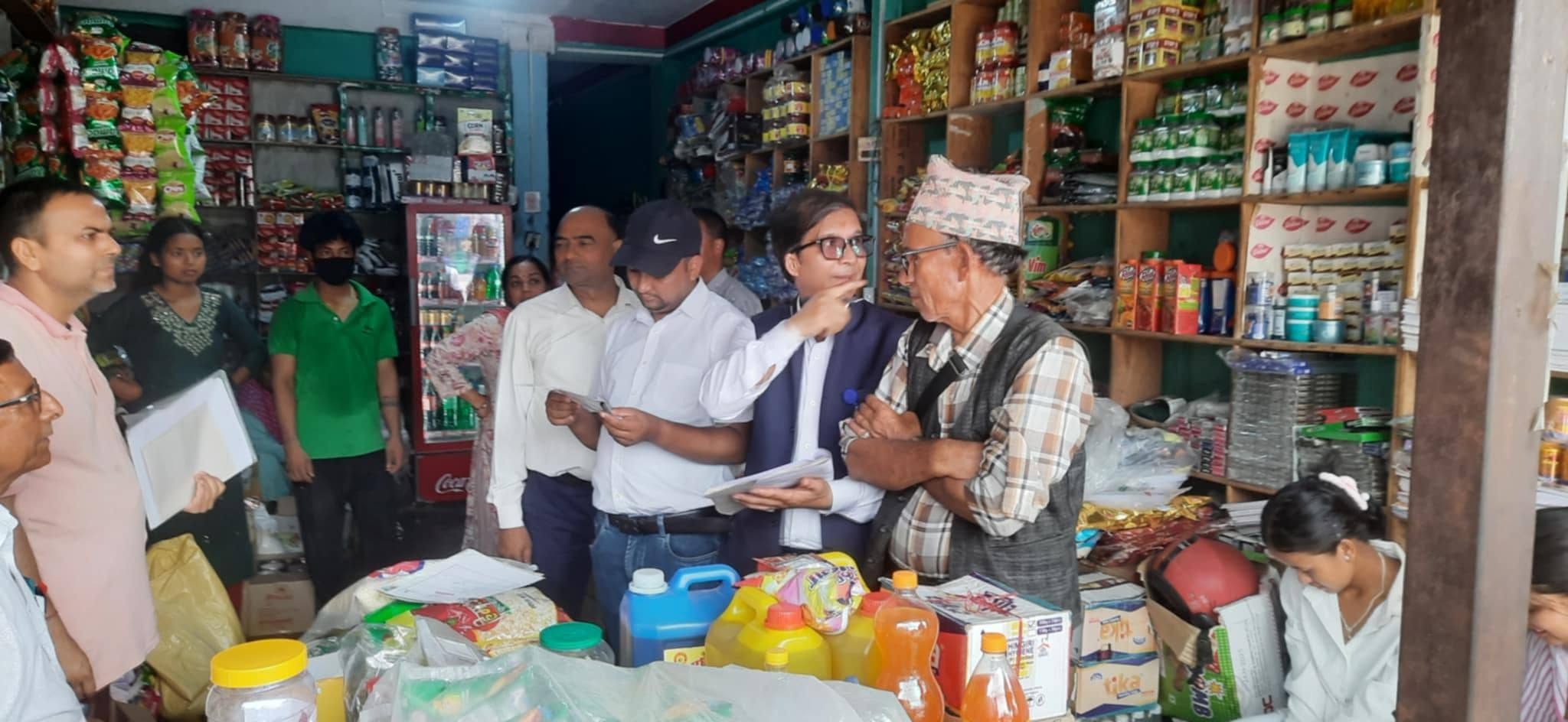 आज मिति २०८२/०२/२९ गते जिल्ला प्रशासन कार्यालय दाङका सहायक प्रमुख जिल्ला अधिकारी श्री यज्ञ बहादुर बुढाको नेतृत्वमा सरोकारवाला सहित  विभिन्न पसल तथा होटेलहरुको अनुगमन