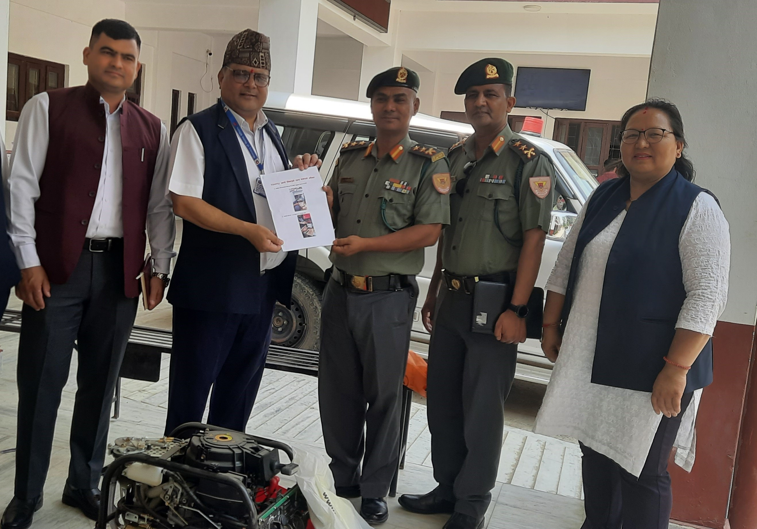 २९ नं. गण शसस्त्र प्रहरी बल नेपाललाई पम्प सेट हस्तान्तरण गर्दै